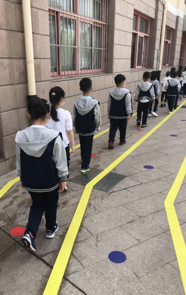 芬芳五月天喜迎少年归 青岛市实验小学一二年级学生顺利返校