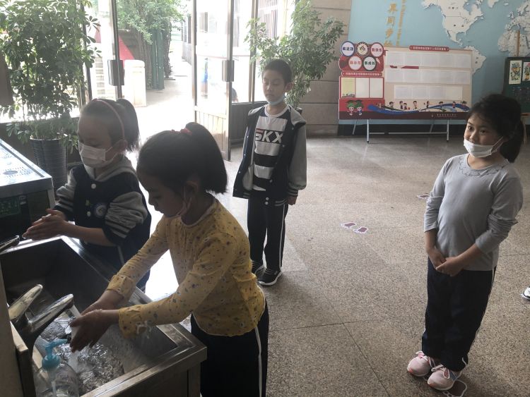 芬芳五月天喜迎少年归 青岛市实验小学一二年级学生顺利返校