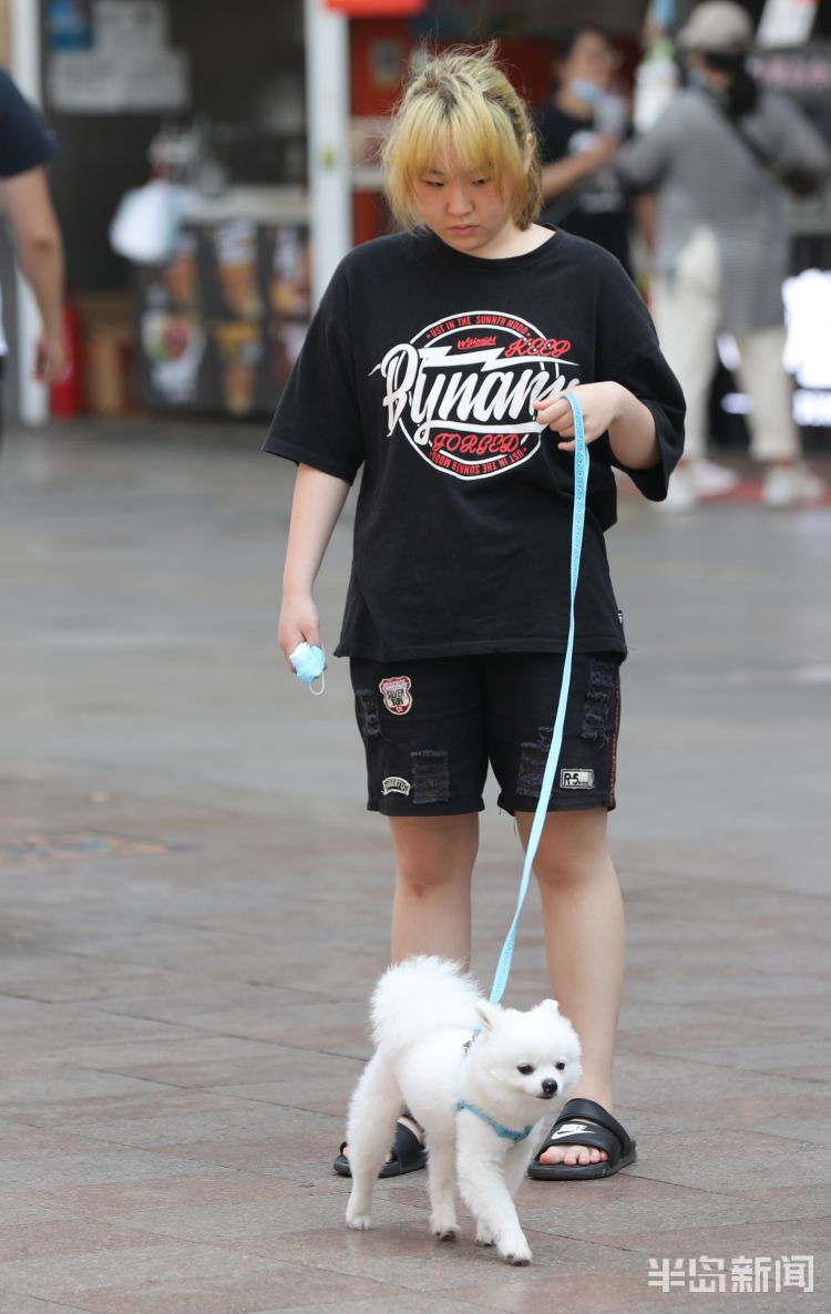 天热衣青岛气温攀升天气转热 市民游客清凉出行