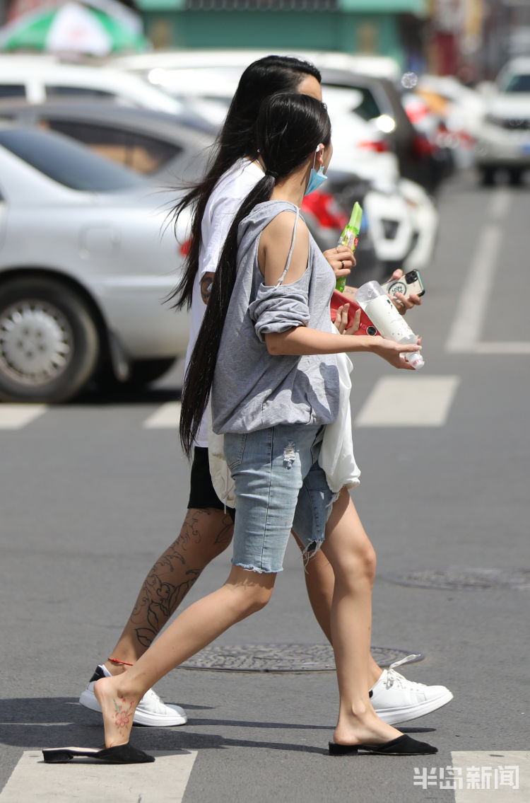 天热衣青岛气温攀升天气转热 市民游客清凉出行