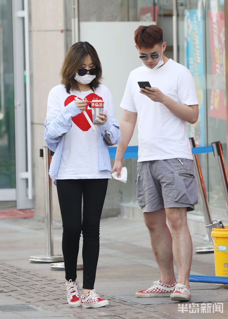 天热衣青岛气温攀升天气转热 市民游客清凉出行