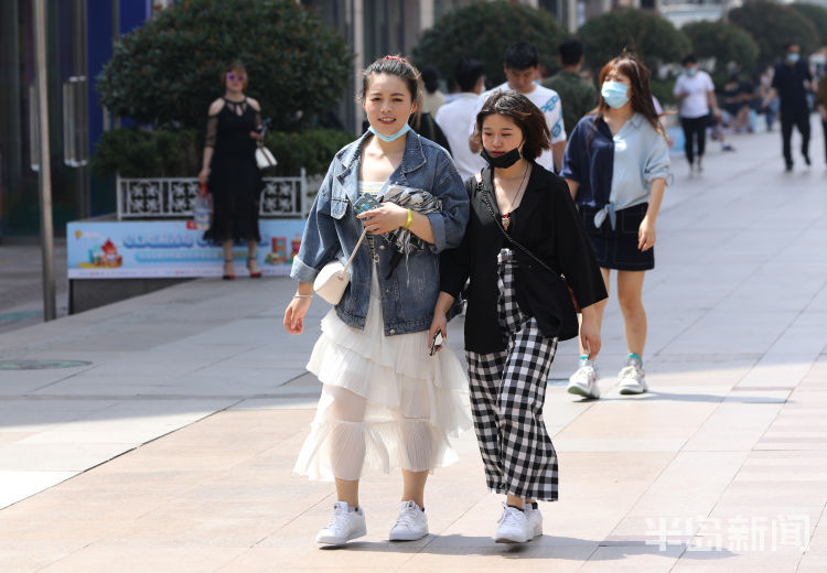 天热衣青岛气温攀升天气转热 市民游客清凉出行