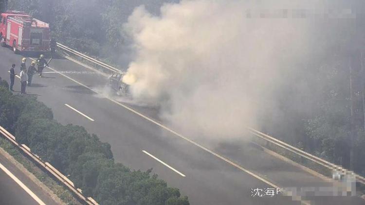 皮卡车高速路上皮卡车烧成空壳 所幸未造成人员受伤