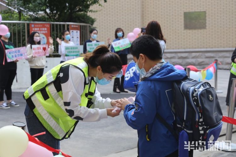 萌娃青岛市小学生1、2年级开学 师生们相互拥抱情意浓浓