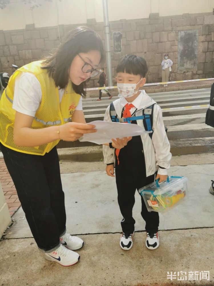 萌娃青岛市小学生1、2年级开学 师生们相互拥抱情意浓浓