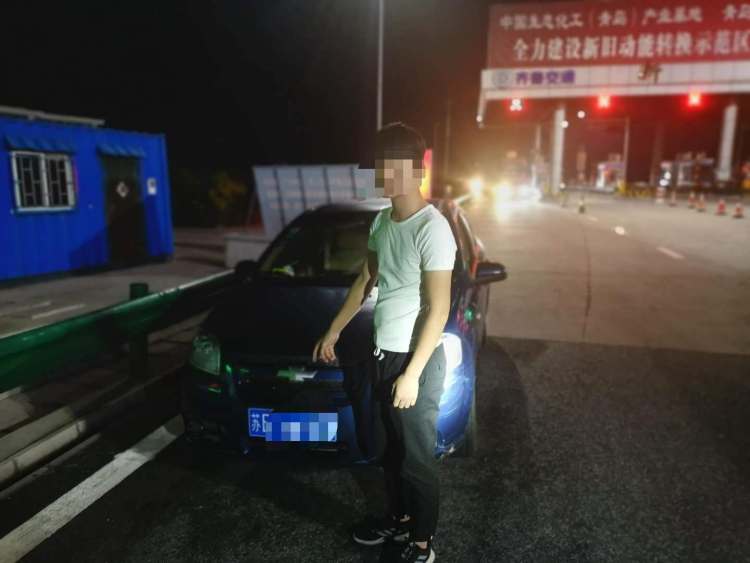 1919岁小伙无证替父亲开车 父子二人被交警查获