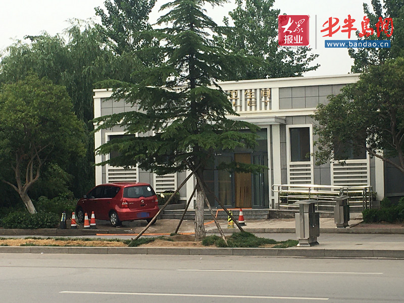 诸城一公厕被车主蹭水洗车，你怎么看？