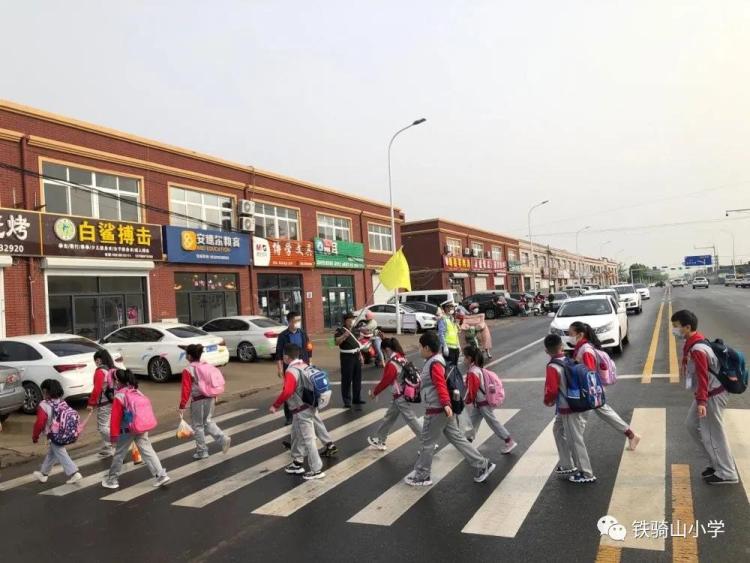复课城阳交警出动百余警力、24辆警车护航一二年级小学生返校复课