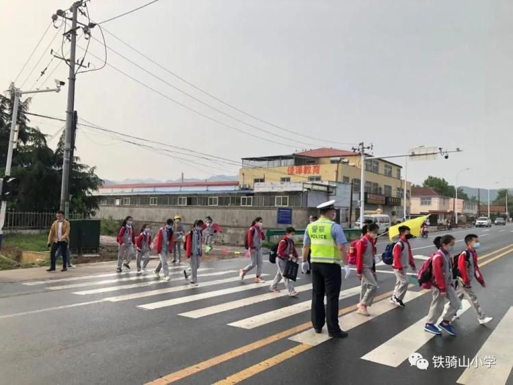 复课城阳交警出动百余警力、24辆警车护航一二年级小学生返校复课