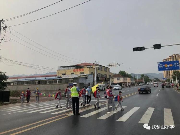 复课城阳交警出动百余警力、24辆警车护航一二年级小学生返校复课