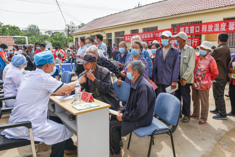 健康为留守老人送健康 “健康知识进农村活动”走进西海岸新区