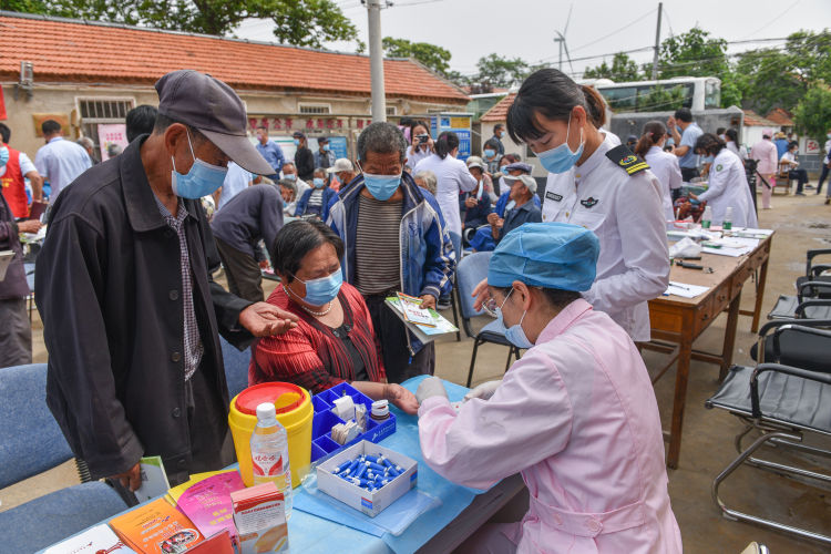 健康为留守老人送健康 “健康知识进农村活动”走进西海岸新区