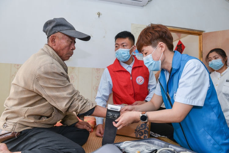 健康为留守老人送健康 “健康知识进农村活动”走进西海岸新区