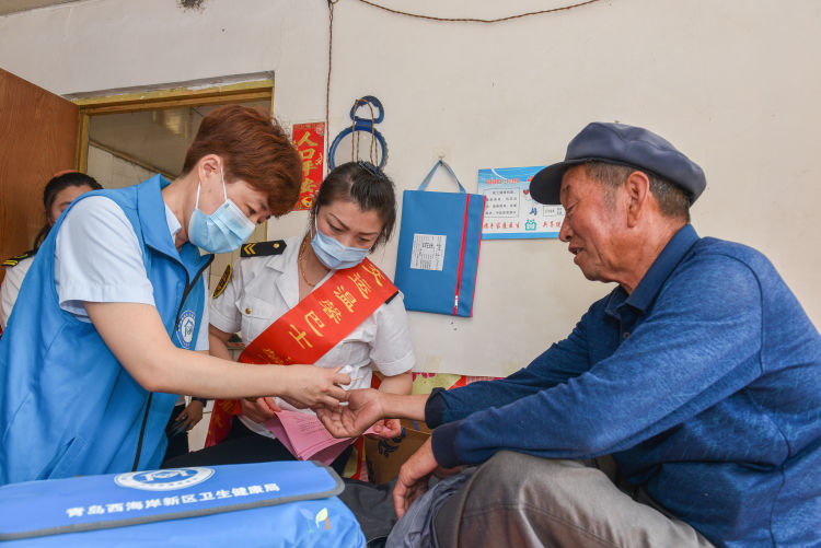 健康为留守老人送健康 “健康知识进农村活动”走进西海岸新区