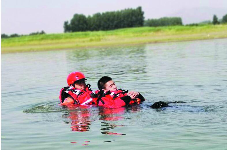 湖水“暴涨”18门水炮排涝 青岛消防勇战国家级演练