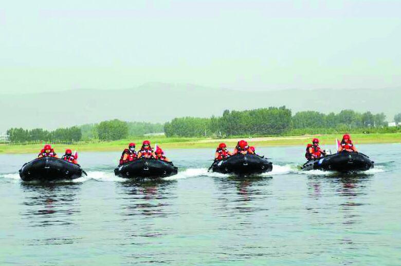 湖水“暴涨”18门水炮排涝 青岛消防勇战国家级演练