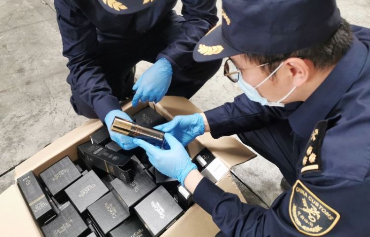 夹藏砂纸中夹藏化妆品走私进口 青岛大港海关依法查扣