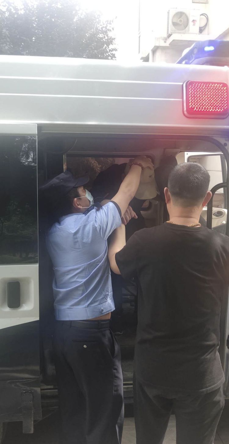 城阳八旬老汉外出迷路 城阳民警热心相助