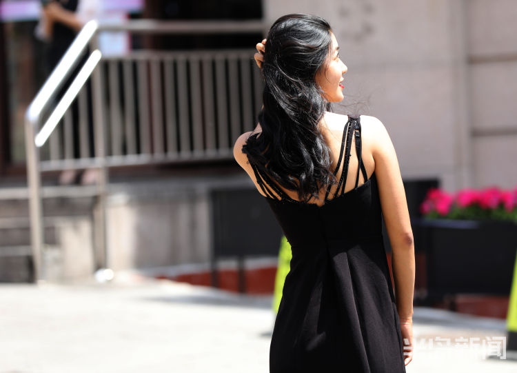 小姐姐青岛气温直线攀升 街头的姑娘们轻装出门