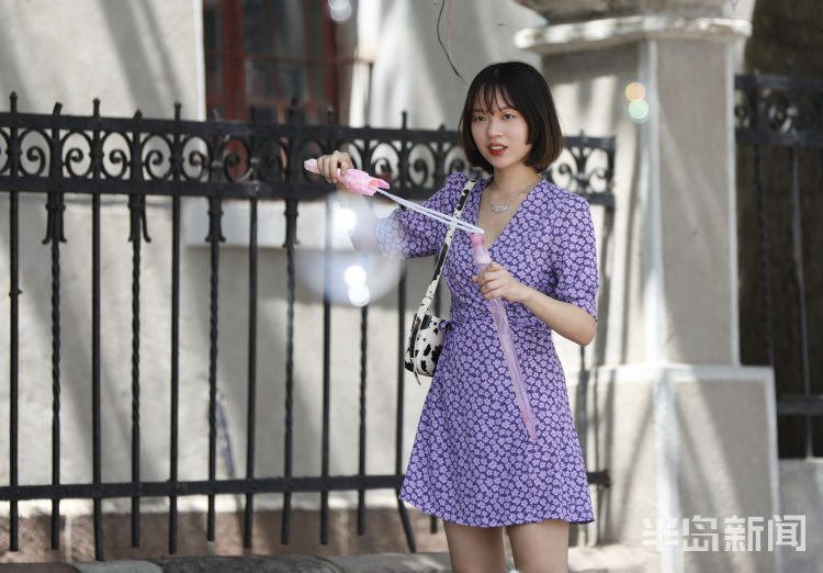 小姐姐青岛气温直线攀升 街头的姑娘们轻装出门