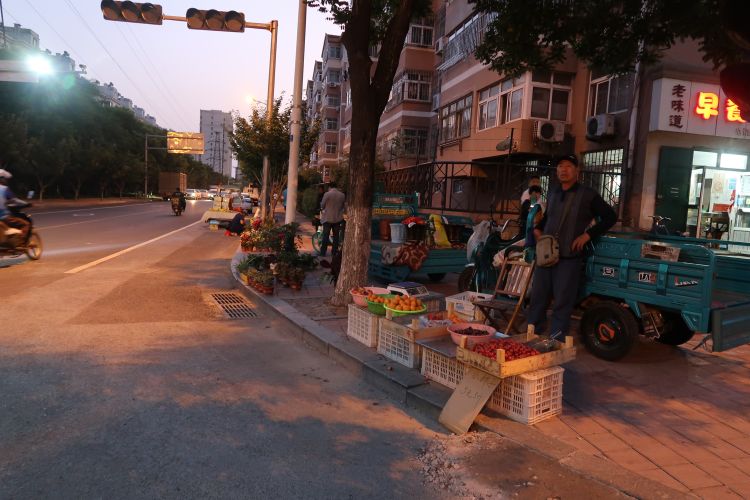 天热特别策划·图说 |青岛：天热了 地摊火了