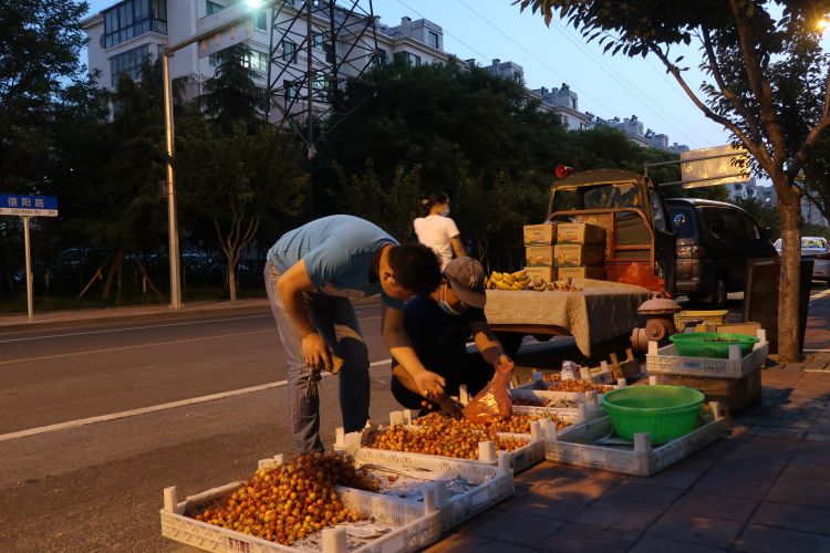 天热特别策划·图说 |青岛：天热了 地摊火了