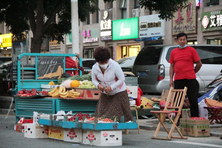 天热特别策划·图说 |青岛：天热了 地摊火了