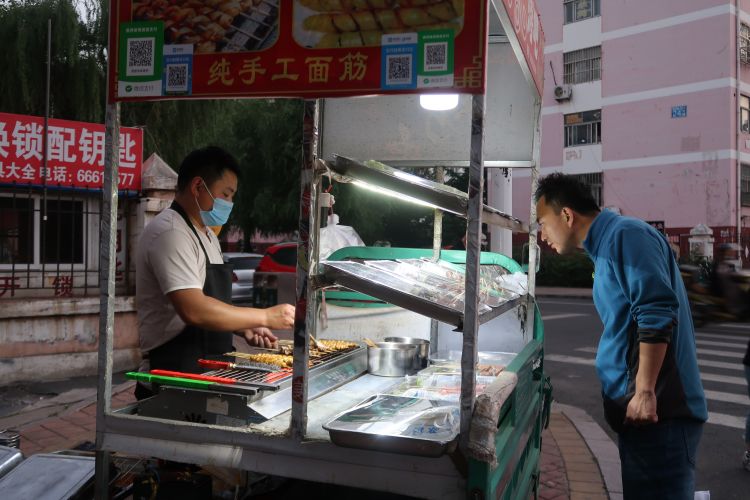 天热特别策划·图说 |青岛：天热了 地摊火了