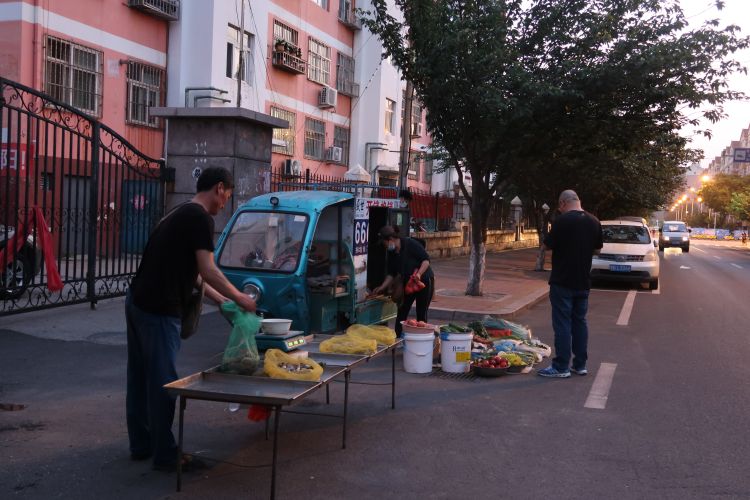 天热特别策划·图说 |青岛：天热了 地摊火了