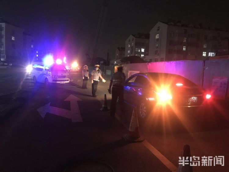 对大青岛崂山交警对大货车超载等严重交通违法行为展开严查