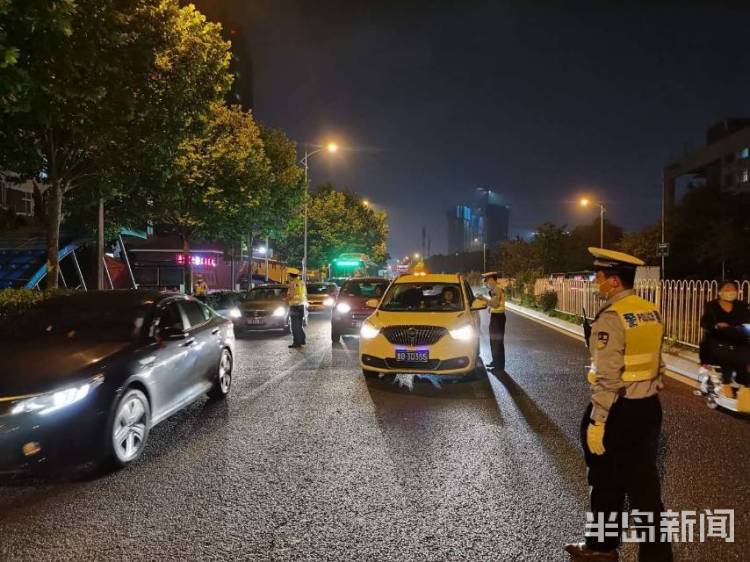 对大青岛崂山交警对大货车超载等严重交通违法行为展开严查