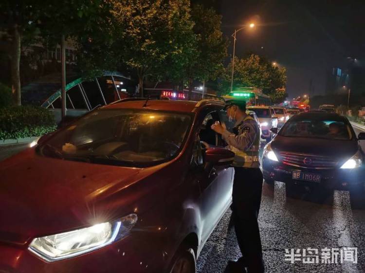 对大青岛崂山交警对大货车超载等严重交通违法行为展开严查