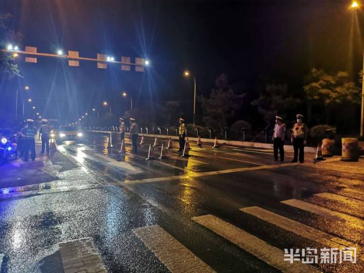 对大青岛崂山交警对大货车超载等严重交通违法行为展开严查