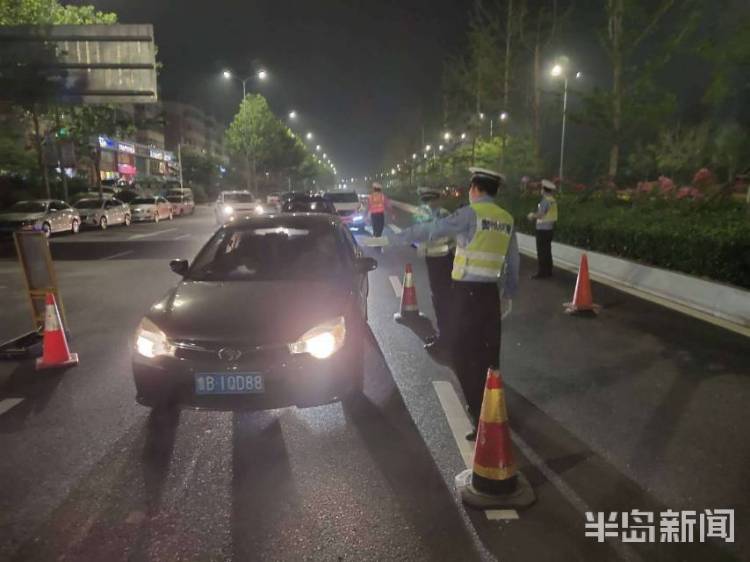 对大青岛崂山交警对大货车超载等严重交通违法行为展开严查