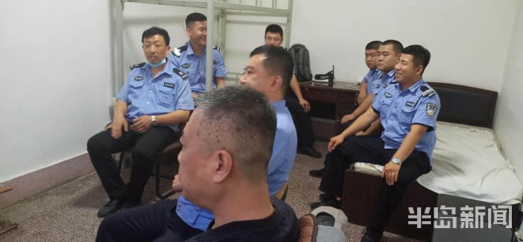 对大青岛崂山交警对大货车超载等严重交通违法行为展开严查