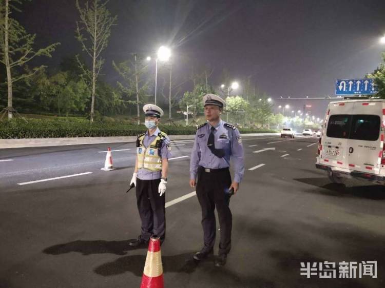 对大青岛崂山交警对大货车超载等严重交通违法行为展开严查