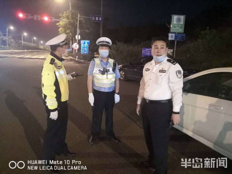 对大青岛崂山交警对大货车超载等严重交通违法行为展开严查