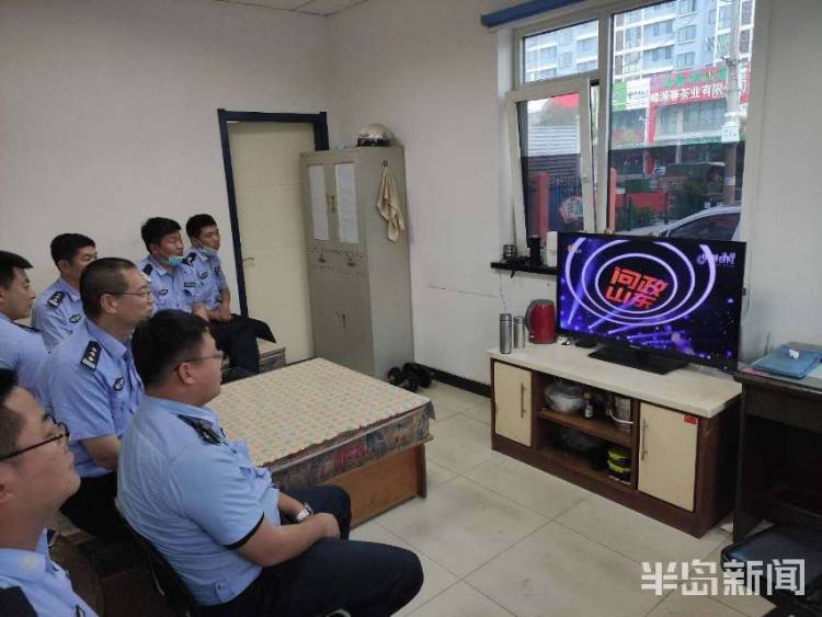 对大青岛崂山交警对大货车超载等严重交通违法行为展开严查