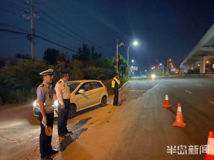 对大青岛崂山交警对大货车超载等严重交通违法行为展开严查