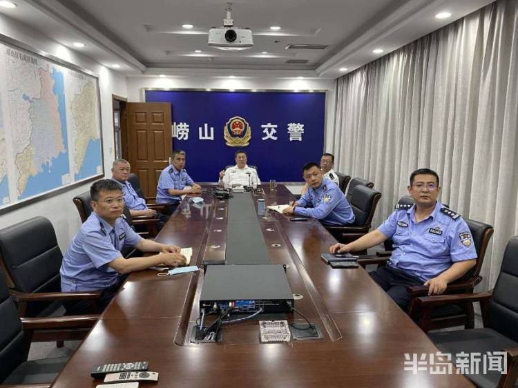 对大青岛崂山交警对大货车超载等严重交通违法行为展开严查