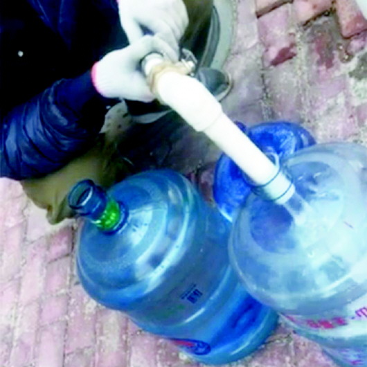 青岛现散装“山泉水” 2元一桶能喝吗？业内提醒：别贪便宜 少喝为妙