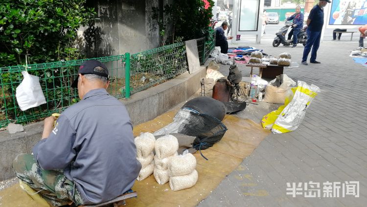 摆起来青岛海泊河公园西门外：地摊摆起来 日子火起来