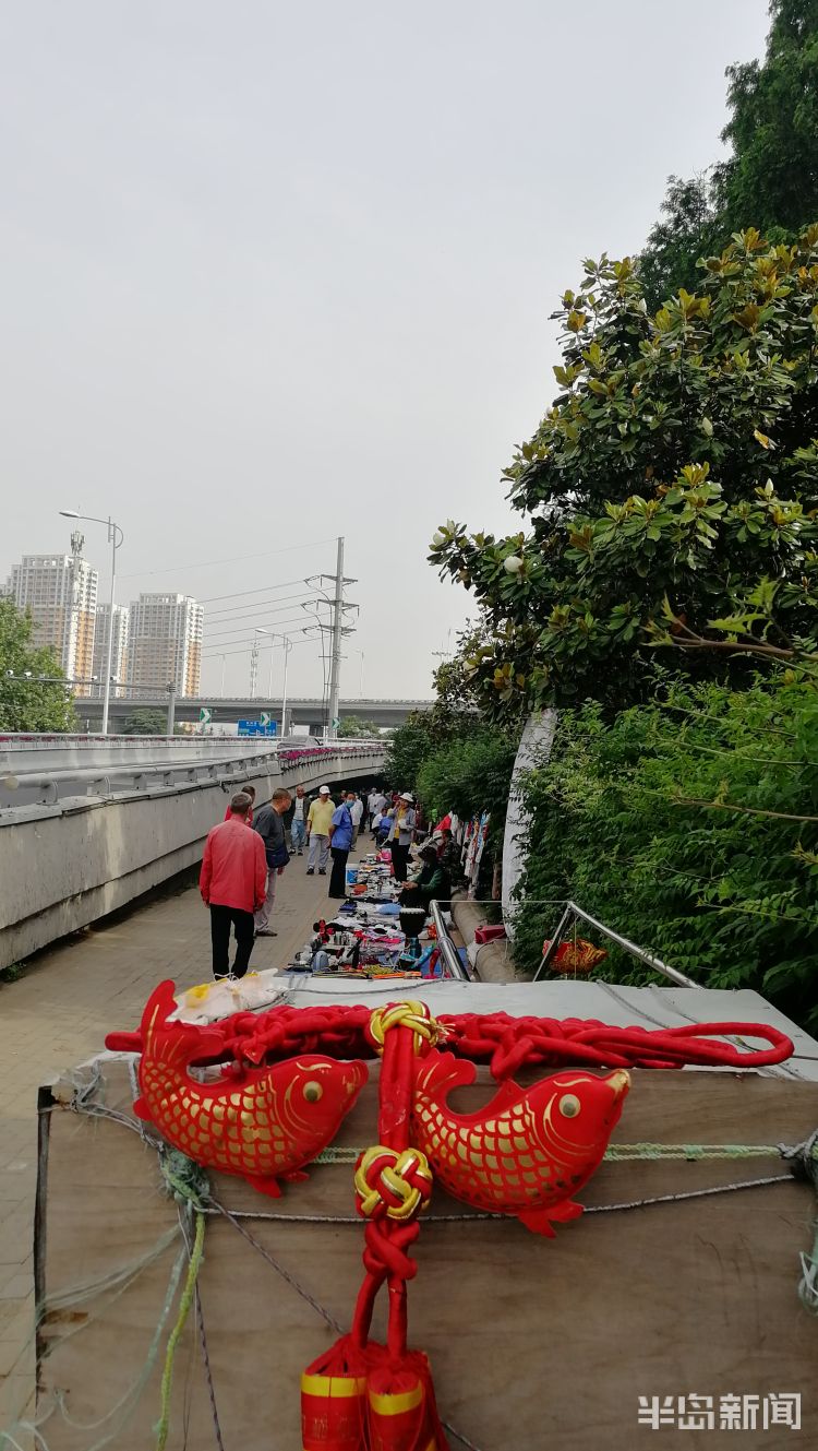 摆起来青岛海泊河公园西门外：地摊摆起来 日子火起来