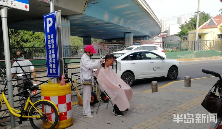 头等“头等”手艺：青岛海泊河早市周边十来个剃头摊儿一大早忙活起来