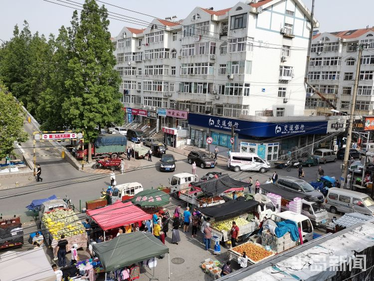 大集市南区新田路：家门口“赶大集”商贩空地上摆地摊售卖