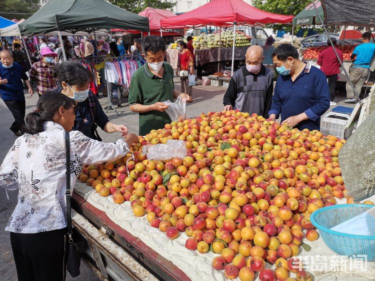 大集市南区新田路：家门口“赶大集”商贩空地上摆地摊售卖