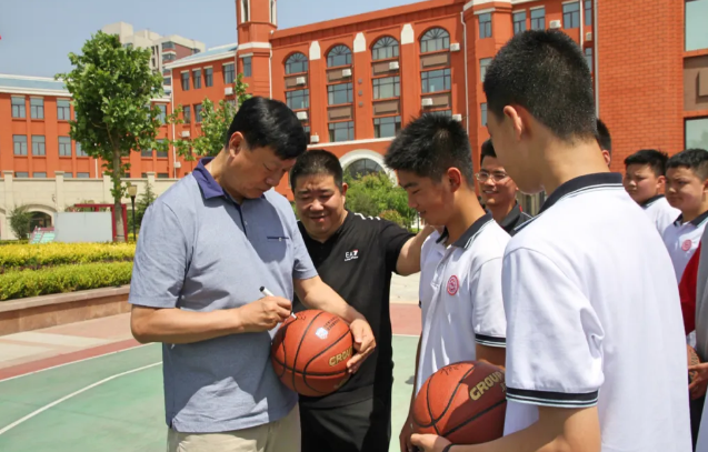 莱西市莱西市政府与上海李秋平青少年篮球运动发展中心签订战略合作框架协议