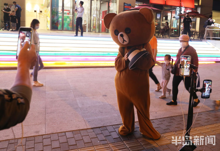 网红身穿布偶熊还编起了顺口溜...... 网红也来台东摆地摊了