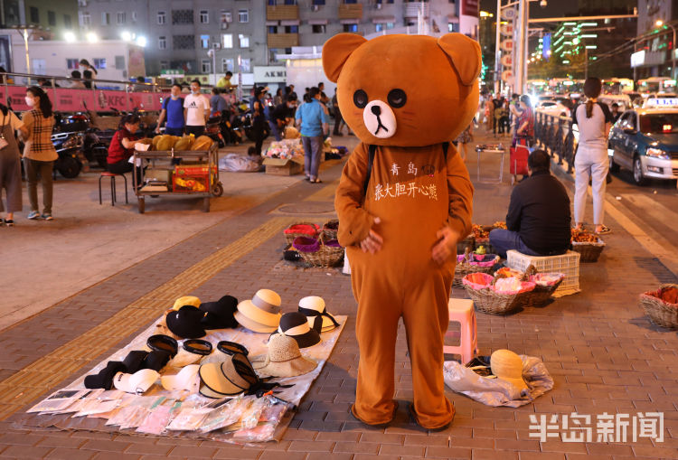 网红身穿布偶熊还编起了顺口溜...... 网红也来台东摆地摊了