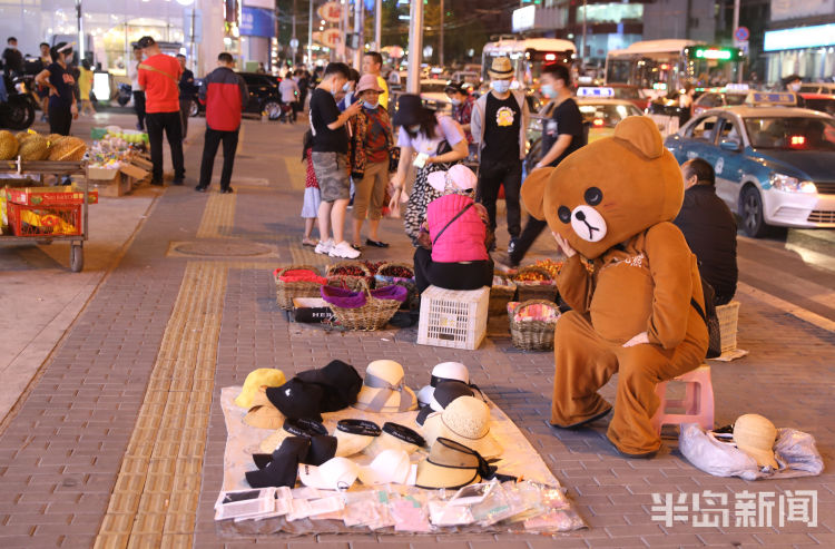网红身穿布偶熊还编起了顺口溜...... 网红也来台东摆地摊了
